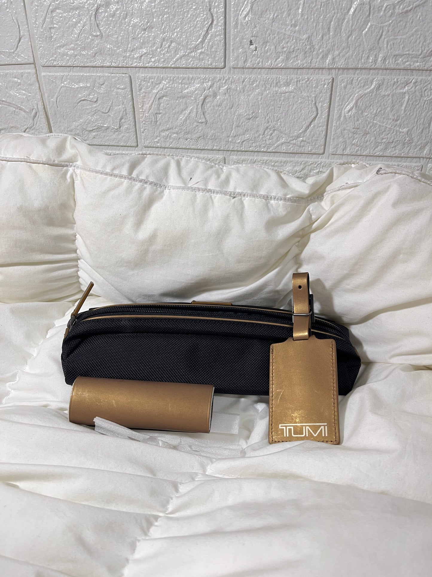 L81100029 กระเป๋าอุปกรณ์ ป้ายกระเป๋าเดินทาง ยี่ห้อ TUMI สีดำทอง