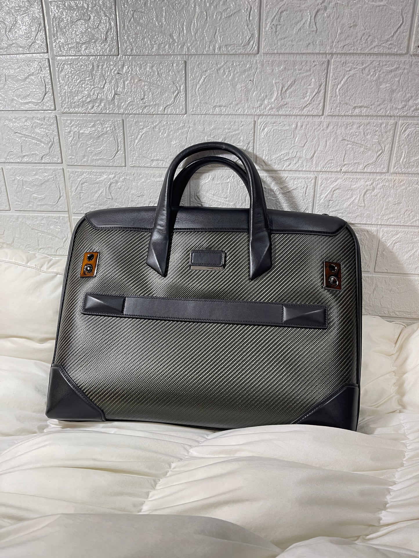 L81100028 กระเป๋าใส่โน็ตบุ๊คพร้อมสายสะพายข้าง ยี่ห้อ TUMI เป็นหนังแท้ มาพร้อมกับ คาร์บอนไฟเบอร์ เพิ่มความแข็งแรง ทนทาน