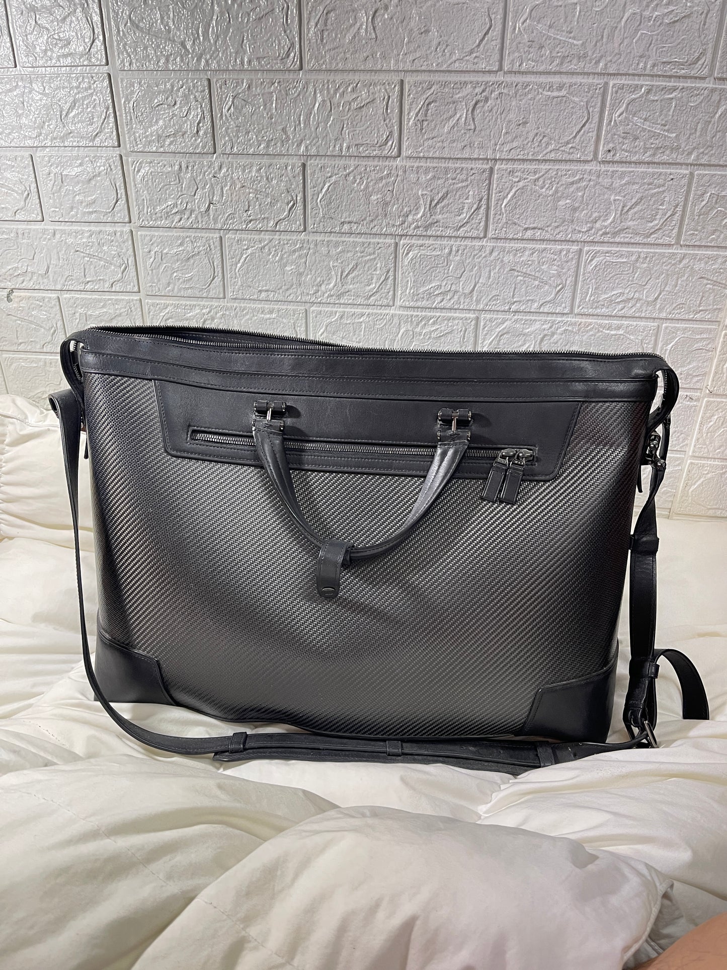 L81100027 กระเป๋าเดินทางสำหรับถือขึ้นเครื่อง ยี่ห้อ TUMI เป็นหนังแท้ มาพร้อมกับ คาร์บอนไฟเบอร์ เพิ่มความแข็งแรง ทนทาน