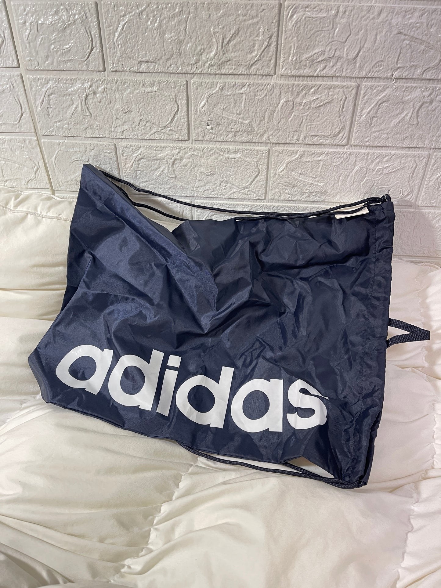 L81100012 กระเป๋าผ้า หูรูด ยี่ห้อ ADIDAS สีดำ