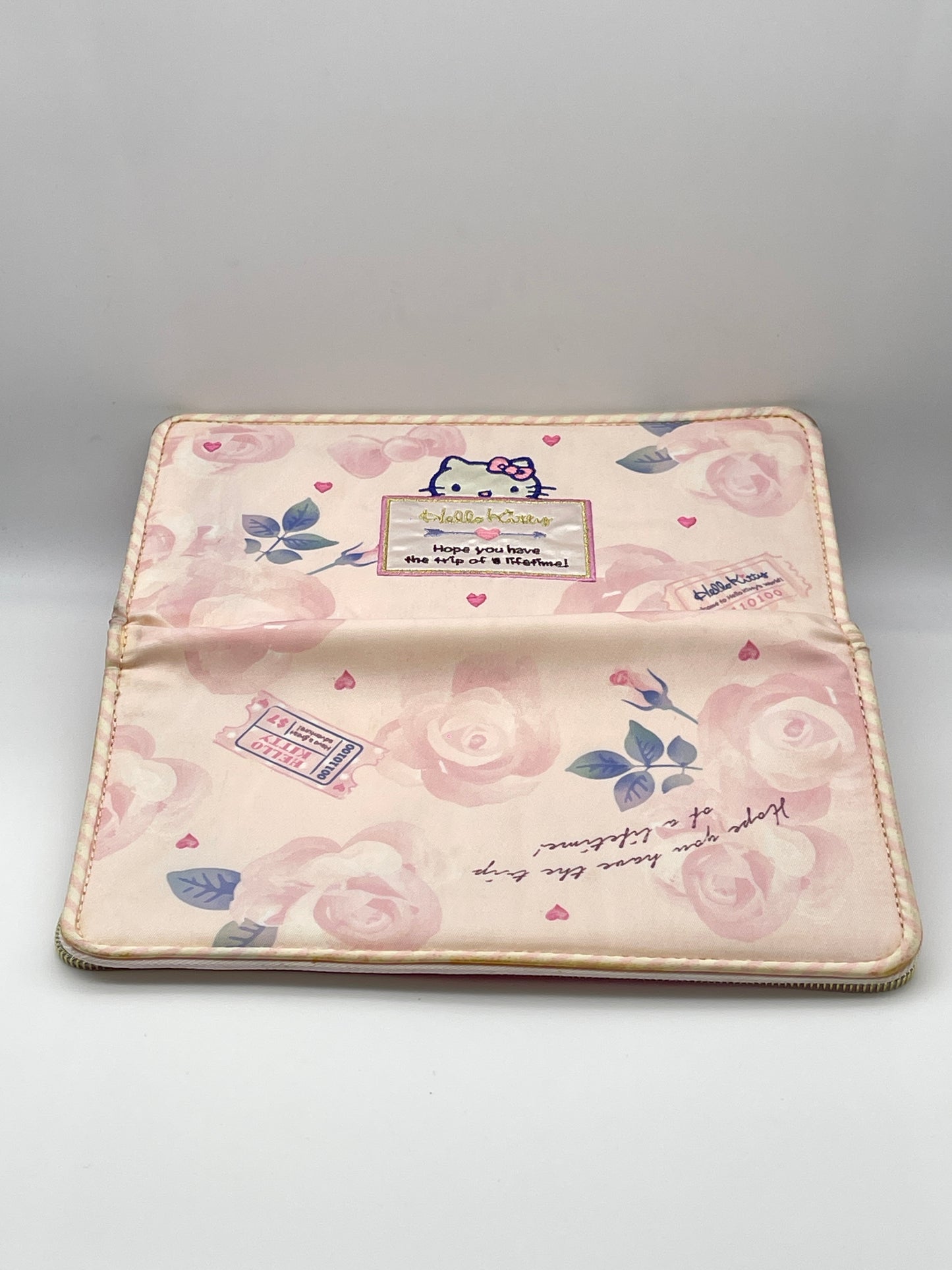 L81100023 กระเป๋าสตางค์ ใบใหญ่ พร้อมที่เสียบบัตรเครดิต ยี่ห้อ Hello Kitty ของ SANRIO สีชมพู