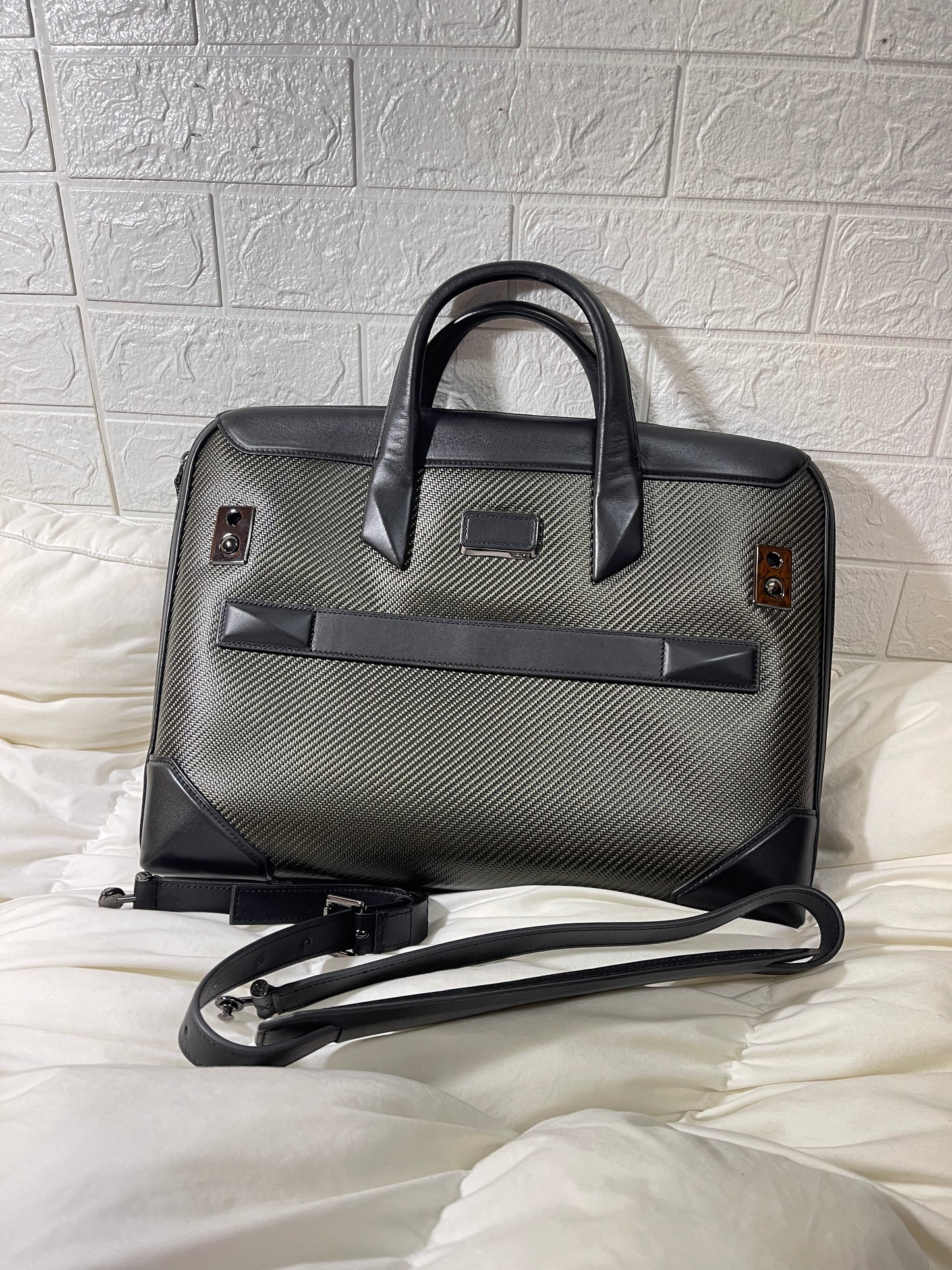 L81100028 กระเป๋าใส่โน็ตบุ๊คพร้อมสายสะพายข้าง ยี่ห้อ TUMI เป็นหนังแท้ มาพร้อมกับ คาร์บอนไฟเบอร์ เพิ่มความแข็งแรง ทนทาน