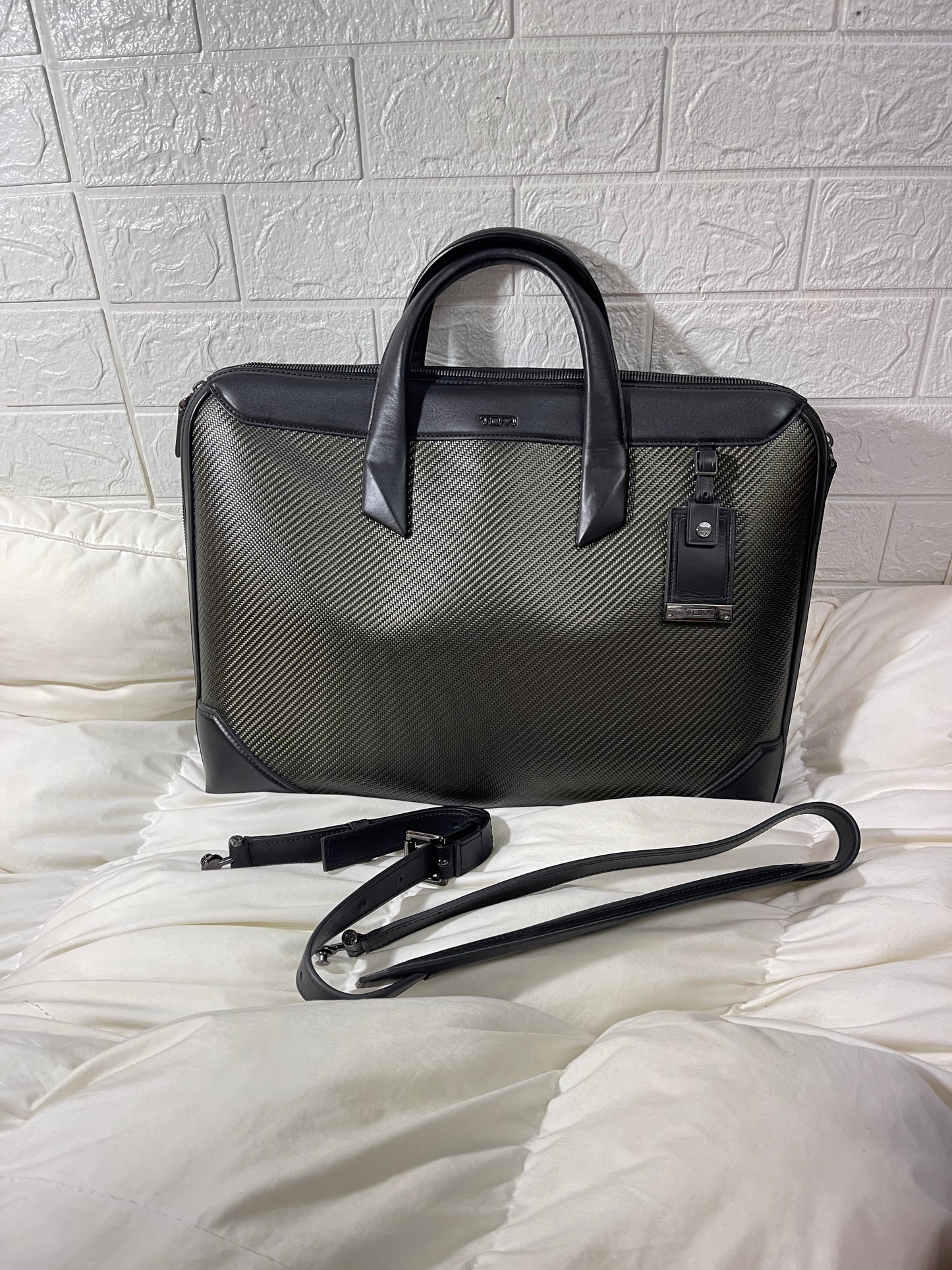 L81100028 กระเป๋าใส่โน็ตบุ๊คพร้อมสายสะพายข้าง ยี่ห้อ TUMI เป็นหนังแท้ มาพร้อมกับ คาร์บอนไฟเบอร์ เพิ่มความแข็งแรง ทนทาน