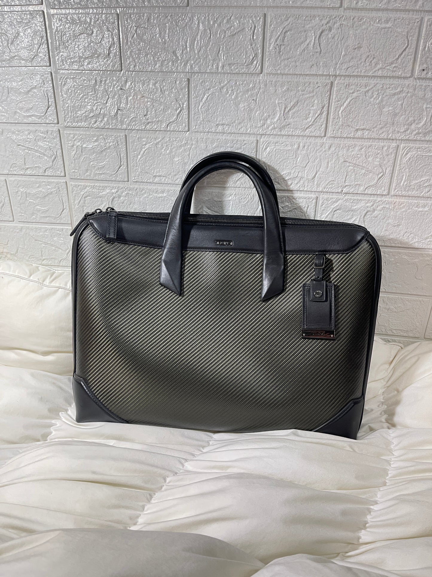 L81100028 กระเป๋าใส่โน็ตบุ๊คพร้อมสายสะพายข้าง ยี่ห้อ TUMI เป็นหนังแท้ มาพร้อมกับ คาร์บอนไฟเบอร์ เพิ่มความแข็งแรง ทนทาน