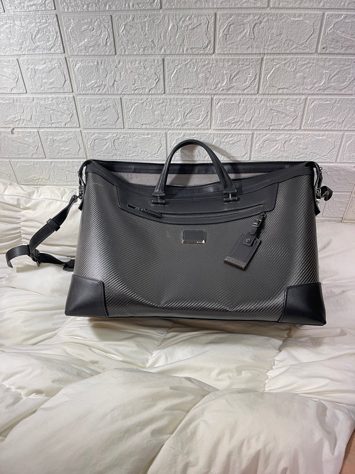 L81100027 กระเป๋าเดินทางสำหรับถือขึ้นเครื่อง ยี่ห้อ TUMI เป็นหนังแท้ มาพร้อมกับ คาร์บอนไฟเบอร์ เพิ่มความแข็งแรง ทนทาน