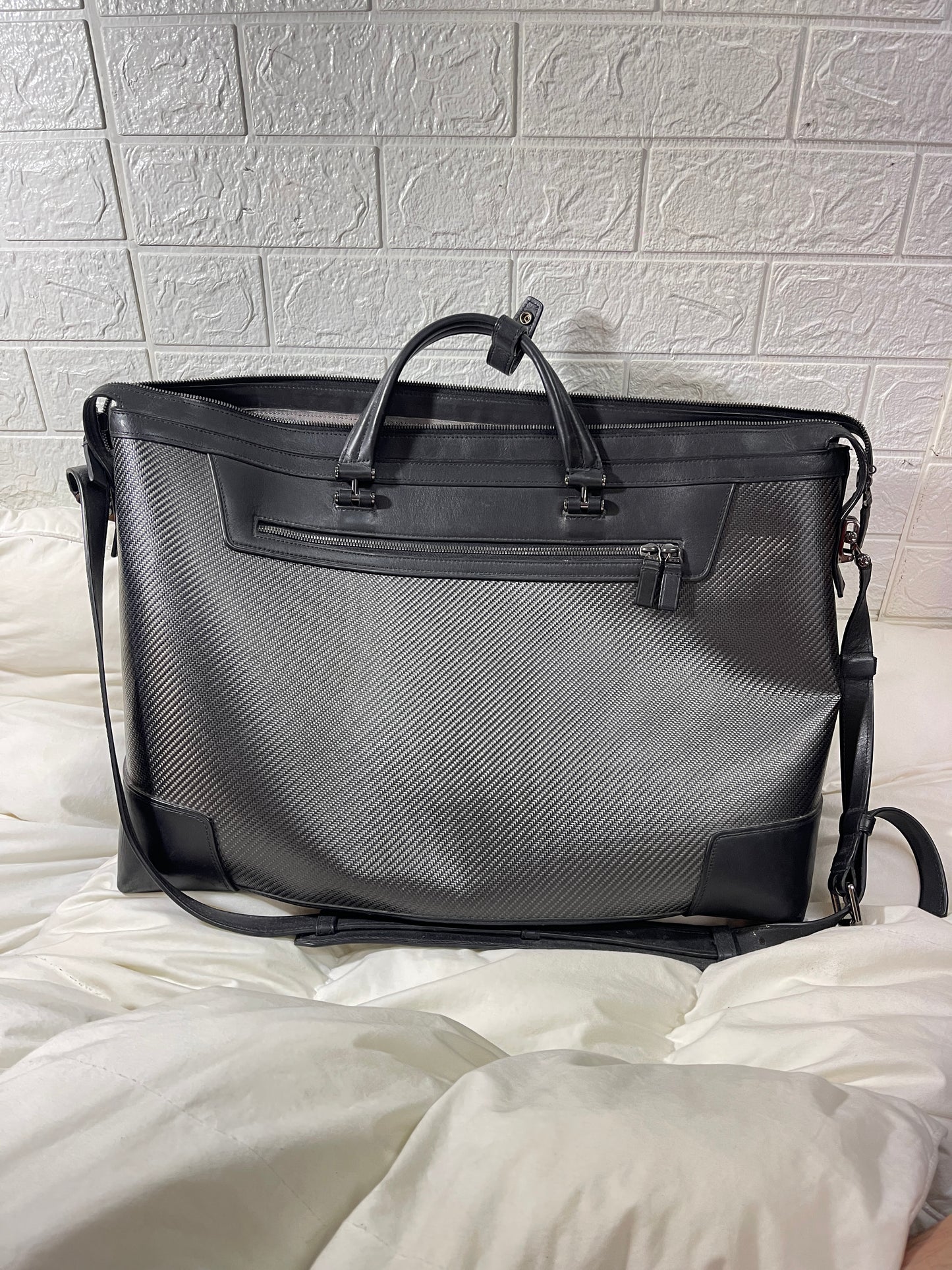 L81100027 กระเป๋าเดินทางสำหรับถือขึ้นเครื่อง ยี่ห้อ TUMI เป็นหนังแท้ มาพร้อมกับ คาร์บอนไฟเบอร์ เพิ่มความแข็งแรง ทนทาน